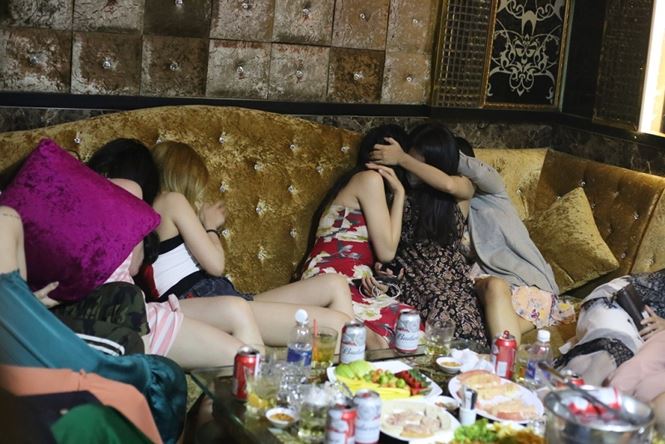 Hàng chục tiếp viên múa khiêu dâm trong nhà hàng trung tâm Sài Gòn Hàng chục tiếp viên múa khiêu dâm trong nhà hàng trung tâm Sài Gòn